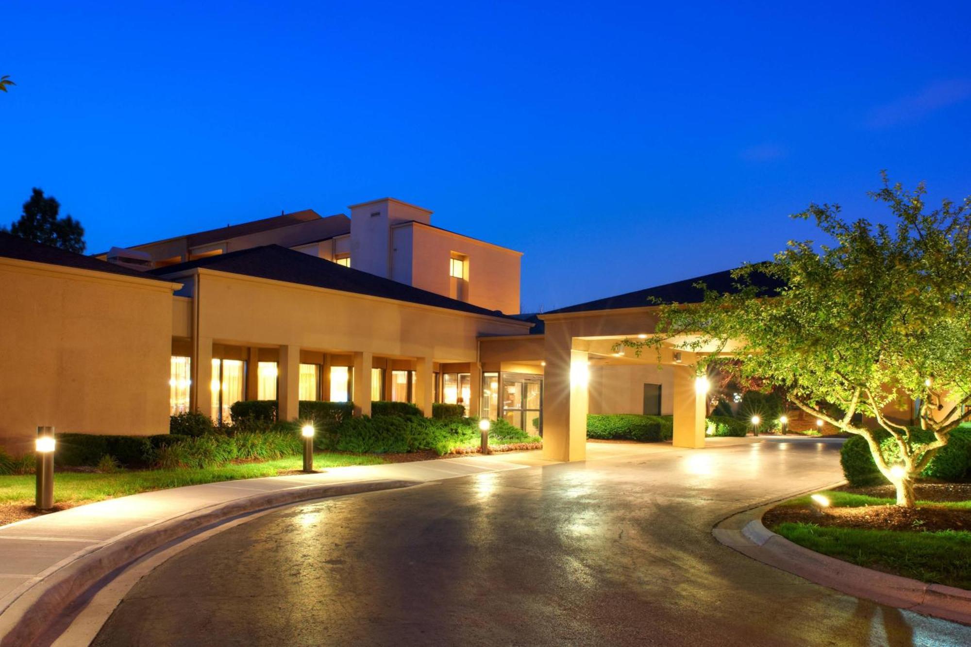 Courtyard Columbus Worthington Hotel Exterior photo