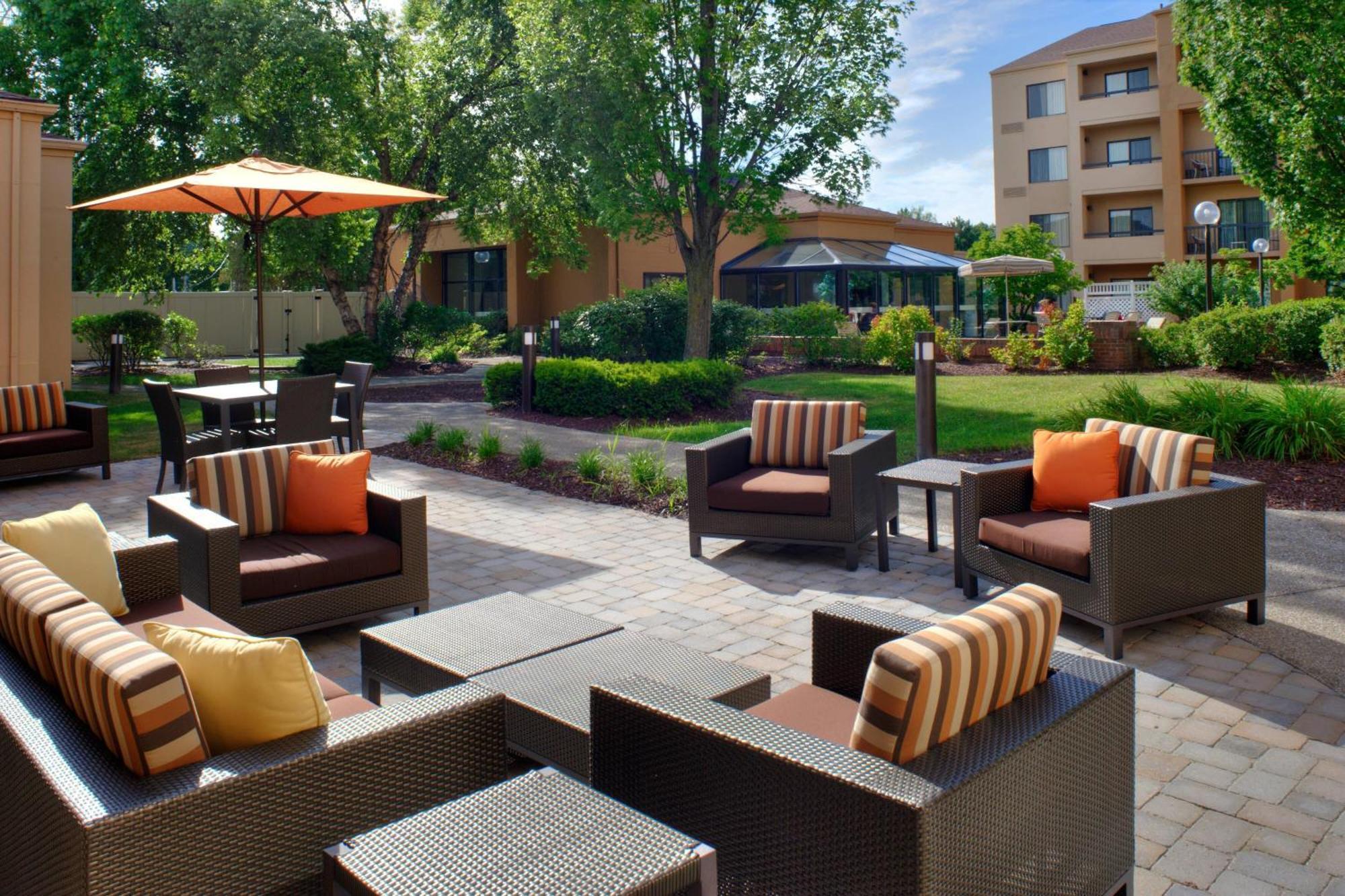 Courtyard Columbus Worthington Hotel Exterior photo